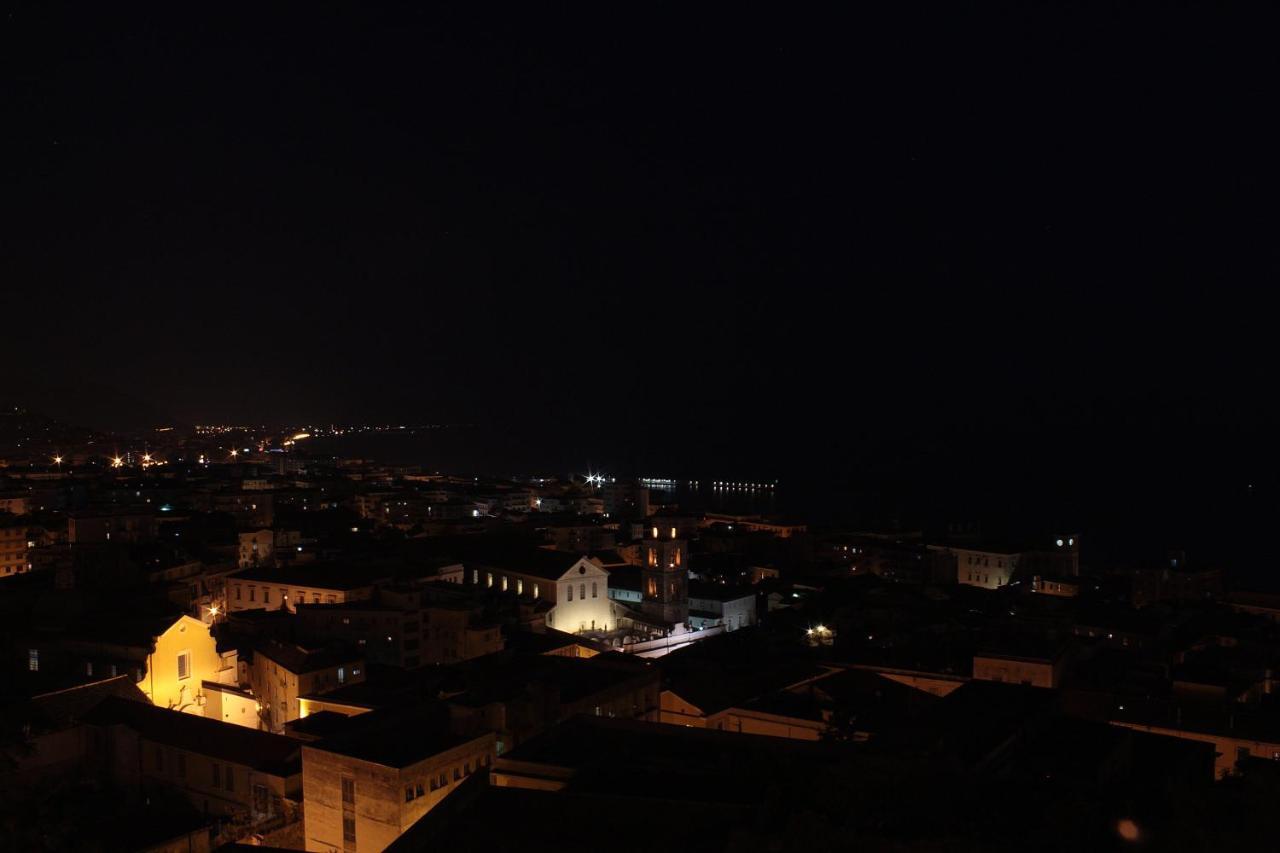 Loft Panoramico Al Centro Storico Lägenhet Salerno Exteriör bild